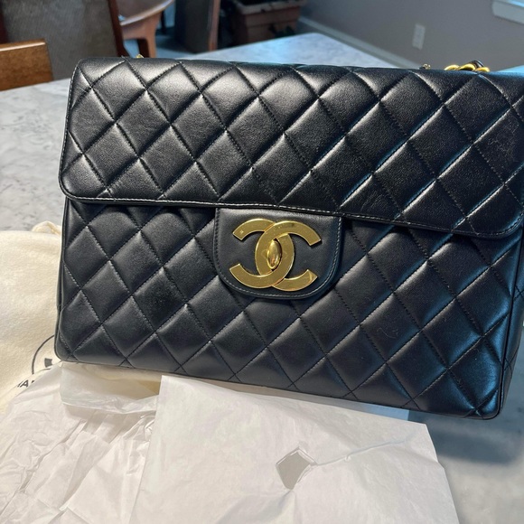 Vintage Chanel with gold hardware in excellent condition. - Picture 3 of 7